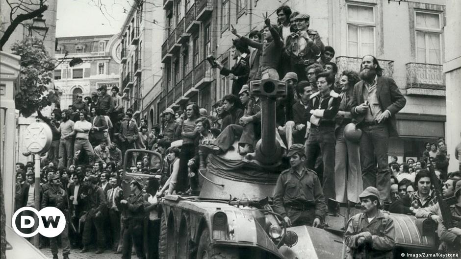 1974: Revolução dos Cravos em Portugal – DW – 25/04/2018
