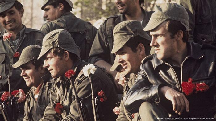 Soldaten mit Nelken in den Gewehren in Lissabon 1974 Nelkenrevolution