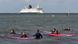 Deutschland Ostseestrand von Rostock-Warnemünde, Surfer warten auf die Fährwelle Deutschland Ostseestrand von Rostock-Warnemünde, Surfer warten auf die Fährwelle