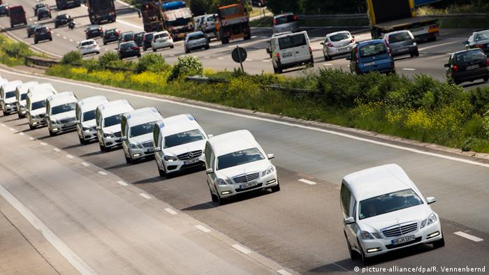 Ein Konvoi aus Leichenwagen mit Opfern des Germanwings-Absturzes fährt am 10.06.2015 in Richtung Haltern am See (Foto: dpa)