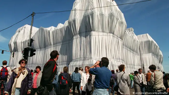 Der von Christo und Jeanne-Claude verhüllte Reichstag (picture-alliance/dpa/Kneffel)