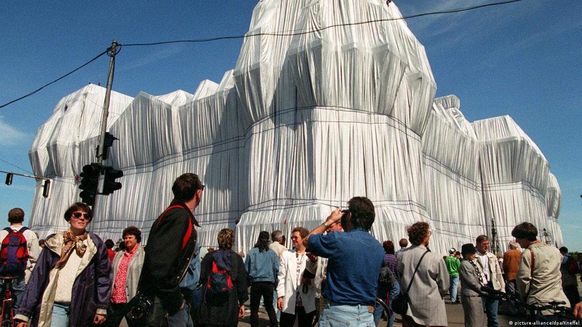 Christo and Jeanne-Claude's veiled Reichstag (picture-alliance/dpa/Kneffel)