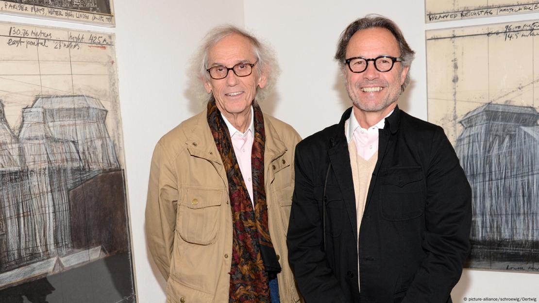 Christo (l) et Wolfgang Volz (r) en 2013 lors d'une exposition sur l'installation 'Wrapped Reichstag'