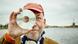 Kornelis A. Schouhamer Immink hält sich eine CD vors Gesicht Kornelis A. Schouhamer Immink hält sich eine CD vors Gesicht