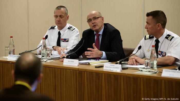 Staatsanwalt Brice Robin (Mitte) auf der Pressekonferenz in Paris (Foto: STEPHANE DE SAKUTIN/AFP/Getty Images)