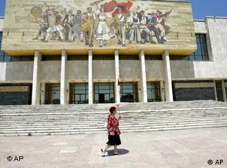 Albanien auf dem Weg in die EU? - Regierungsgebäude in der Hauptstadt Tirana