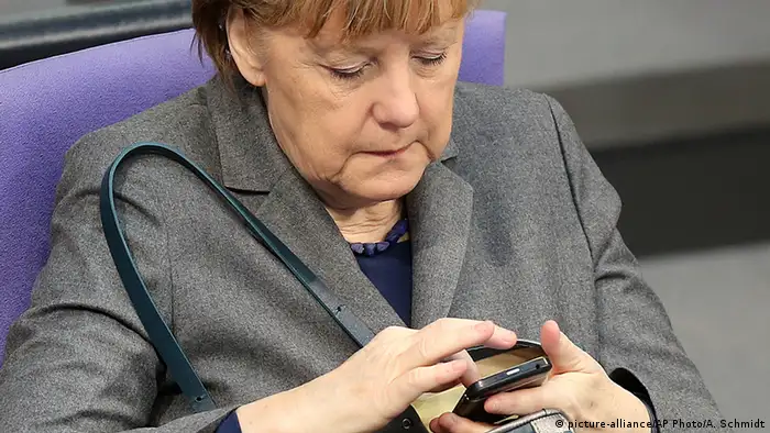 Deutschland Bundeskanzlerin Angela Merkel mit Handy