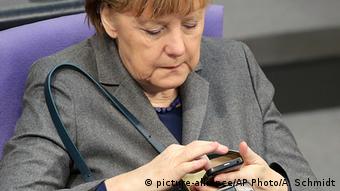 Ангела Меркель со смартфоном