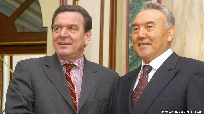 Герхард Шрёдер (слева) и президент Казахстана Нурсултан Назарбаев