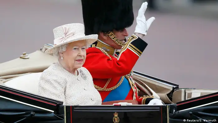 Queen Elizabeth II. feiert 89. Geburtstag und sitzt mit Prinz Philip in einer Kutsche, Foto: Reuters