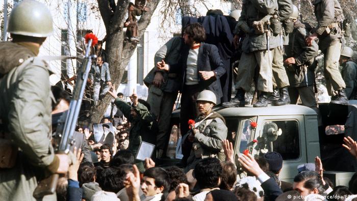 Iran Revolution 1979 Blumen (picture-alliance/dpa/EPU)