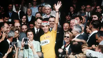 Eddy Merckx (m., gelbes Trikot) freut sich über seinen ersten bei Sieg der Tour de France (1969)