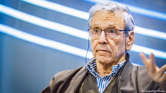 Amos Oz es uno de los intelectuales más importantes de la historia de Israel. La experiencia de vida de este escritor y periodista israelí lo hizo defender una solución pacífica para el conflicto con Palestina. Nació en Jerusalén en 1939 y ganó más de 40 premio, incluido el Príncipe de Asturias, en 2007. Su libro autobiográfico Una historia de amor y oscuridad obtuvo el Premio Goethe en 2005.