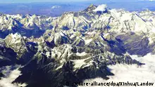山摇地动 尼泊尔大地震“推挤”珠峰