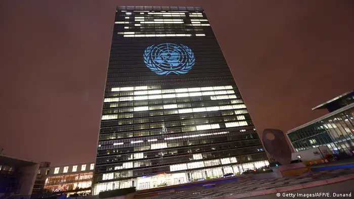 UN Logo und Hauptgebäude in New York