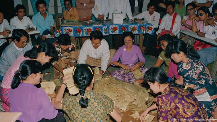 Myanmar Wahlen 1990 (picture alliance/AP Images/M. Sato)