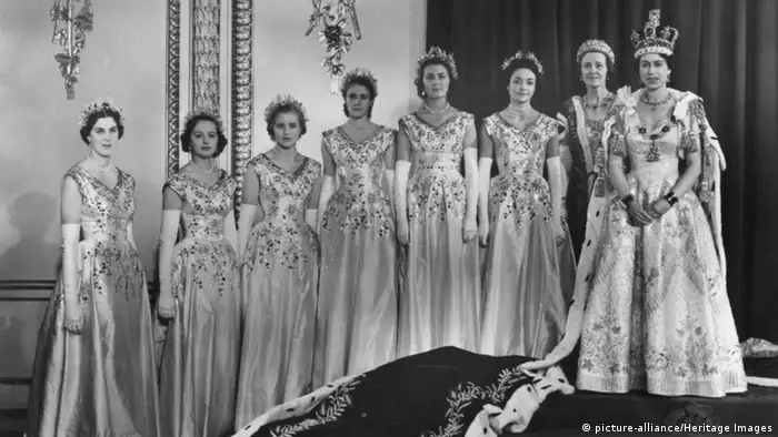 Queen Elizabeth II bei der Krönungsfeier mit 7 weiteren Damen 