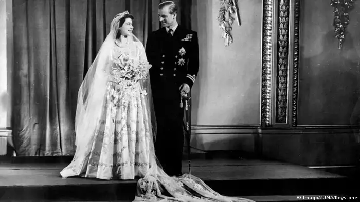 Queen Elizabeth und Prince Philip bei ihrer Hochzeit im Jahr 1947.