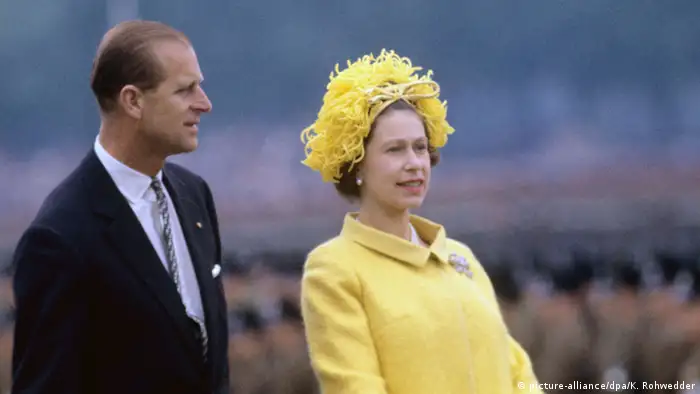 Königin Elisabeth II. Deutschland Besuch 1965, mit Prinz Philip, in gelbem Mantel und gelbem Hut, Foto: dpa