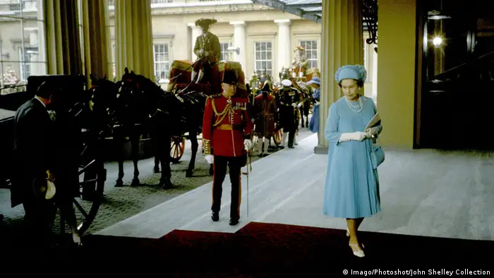 Königin Elisabeth II. bei der Hochzeit von Charles und Diana 1981, in Türkis, Foto: Imago