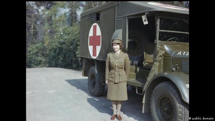 Жіноча справа - під час Другої світової війни Єлизавета також долучилась до військової справи. Вона здобула освіту механіка та навчилася керувати вантажівками. Фото зроблене у 1945 році. І тут також - головний убір, який пасує.