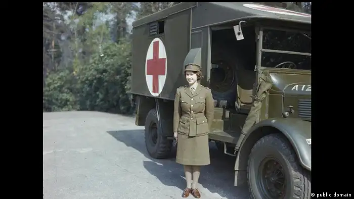 Königin Elisabeth II. in Uniform neben einem Militärlaster Foto: public domain