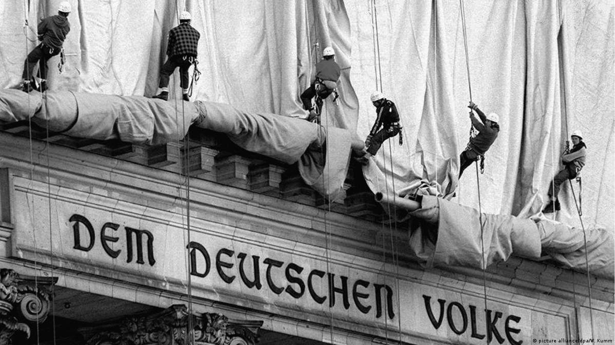 Workers lift coverings on the Reichstag building (picture alliance/dpa/W. Kumm)