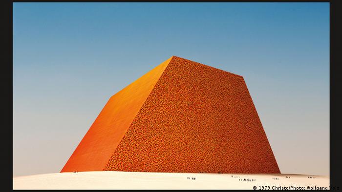 Grafik von Christos The Mastaba bei Abu Dhabi. (1979 Christo/Photo: Wolfgang Volz)