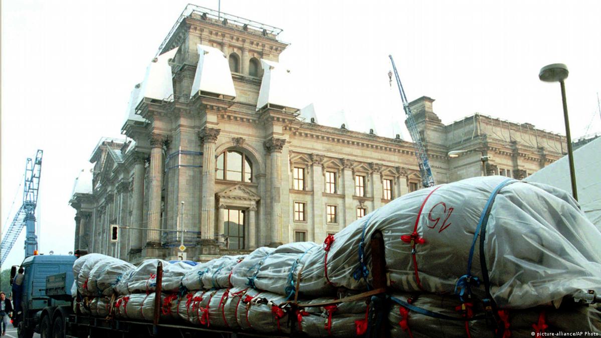A truck arrives at the Reichtags building in preparation for Christo's wrapping project (picture-alliance/AP Photo)