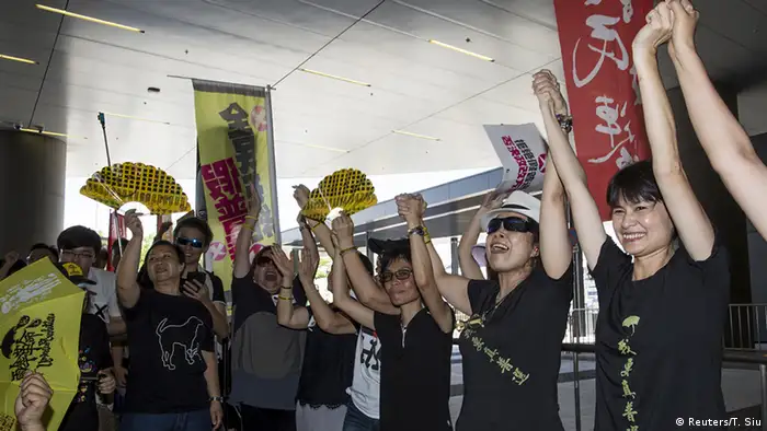 China Hongkong Parlament Abstimmung zu Wahlreform Jubel