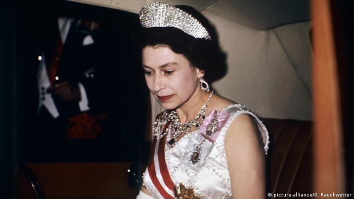 Після того, яку Німеччині Єлизавета зачарувала німців своїми незвичними капелюшками, в Австрії вона виглядала традиційно по-королівськи. У білій атласній сукні з червоною стрічкою, з короною замість капелюшка, вона відвідала альпійську республіку у 1969 році.