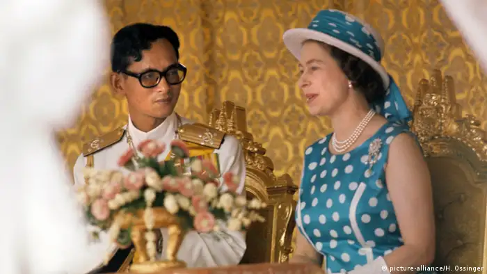 Queen Elizabeth II. mit König Bhumibol im blauen Kleid mit weißen Punkten, Foto: dpa