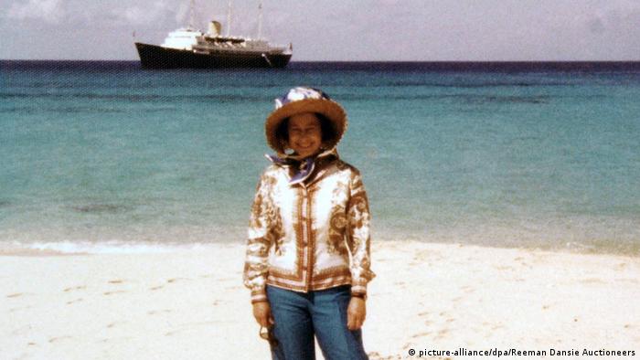 Ні кроку без головного убору! Навіть в молодості на пляжі Єлизавету можна було зустріти у стилі хіпі. Ця фотографія - частина історичної серії світлин королеви, які продали на аукціоні в 2008 році.