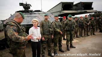 Министр обороны ФРГ фон дер Ляйен вместе с немецкими солдатами во время учений НАТО в Польше