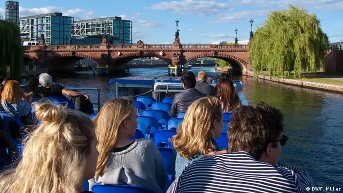 Touristen auf der Spree mit Blick auf die Moltkebrücke in Berlin
