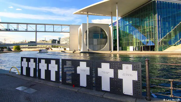 Spreebogen in Berlin mit Kreuzen für die Mauertoten