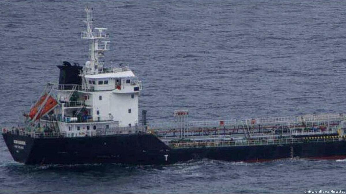 Hijacked oil tanker released in Malaysia DW 06/19/2015