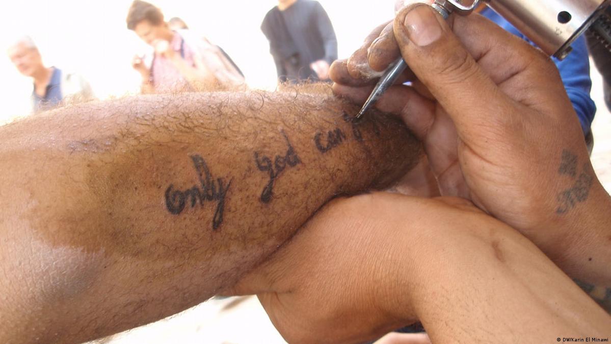 Tattoo artist in Cairo – DW – 06/19/2015