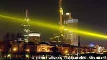 Lichtstrahl vor hell erleuchteter Frankfurter Skyline