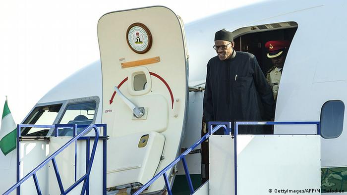 Muhammadu Buhari steigt aus einem Flugzeug