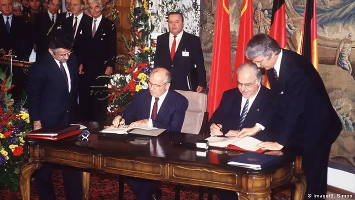 توقيع اتفاق 2 زائد أربعة بتاريخ 12.09.1990