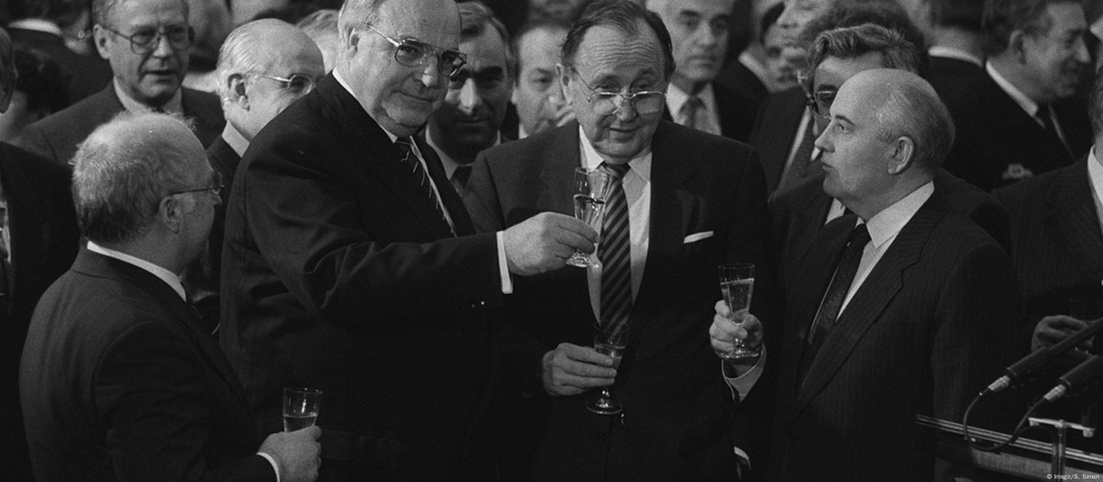 Helmut Kohl, Chancellor Who Reunited Germany, Dies at 87 - The New York  Times