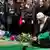 Ein Imam beerdigt im Rahmen einer Aktion des "Zentrums für Politische Schönheit" einen Flüchtling (Foto: BLZ)