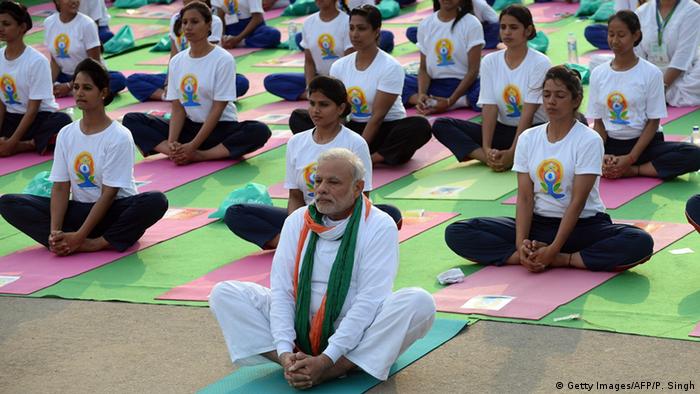 Narendra Modi (vorn) in einer Yoga-Pose (Foto: Getty)