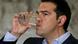 Tsipras trinkt aus einem Glas Foto: "Reuters/P. Hanna Tsipras trinkt aus einem Glas Foto: "Reuters/P. Hanna