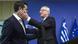 Jean-Claude Juncker streicht Alexis Tsipras über die Wange (Foto: Reuters) Jean-Claude Juncker streicht Alexis Tsipras über die Wange (Foto: Reuters)