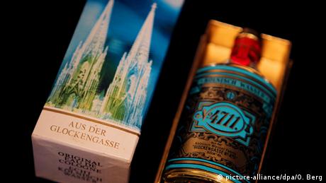 Eine Flasche Kölnisch Wasser mit Verpackung 