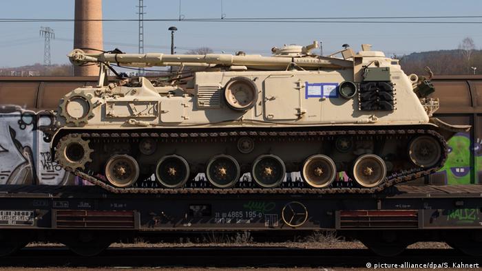 Американская техника на железнодорожной платформе в ФРГ по пути в Восточную Европу