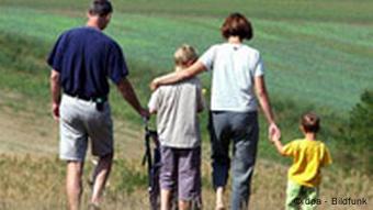 Familie beim Spaziergang