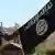 IS-Kämpfer halten die Flagge der Terrororganisation hoch (Foto: ABACAPRESS.COM)